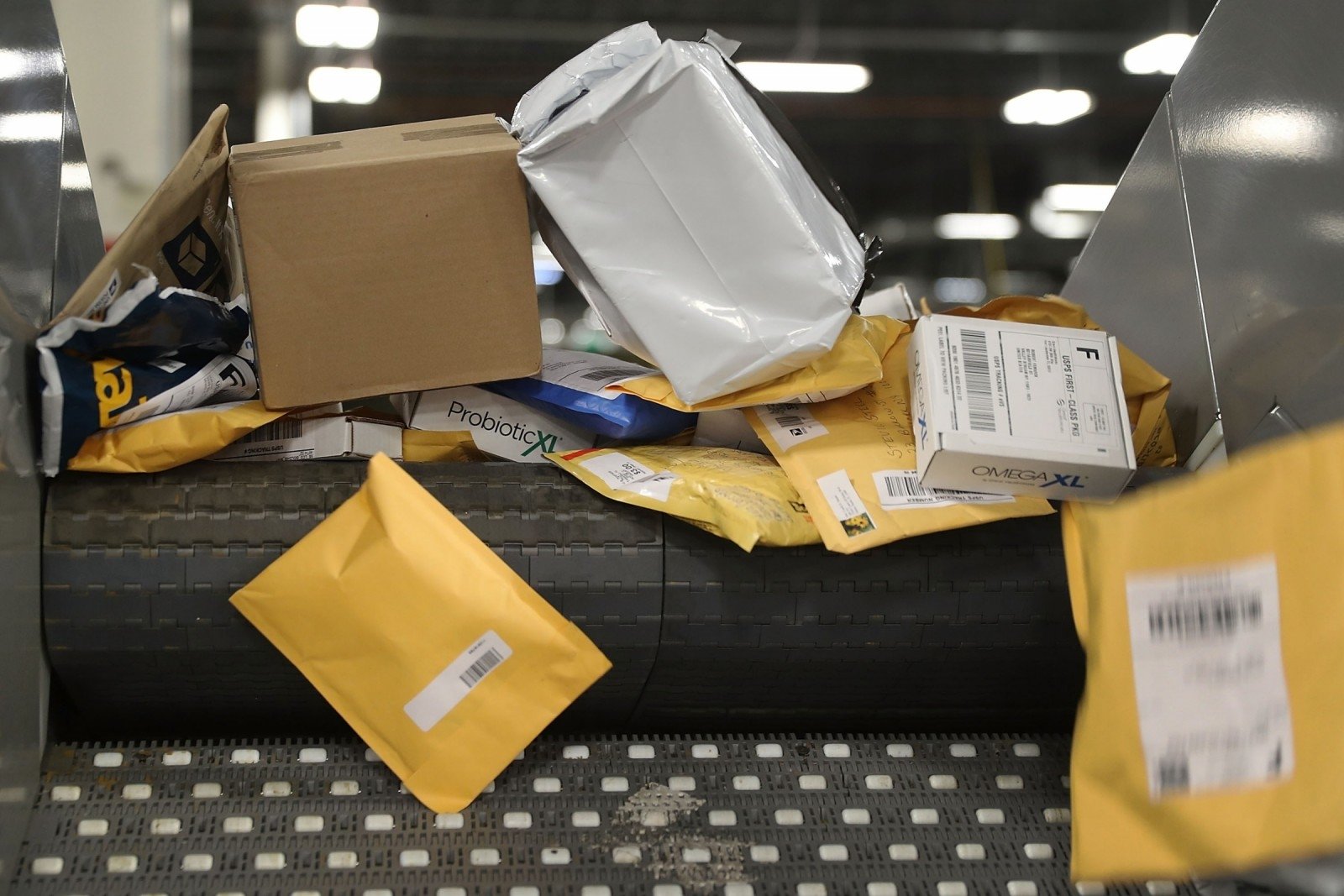 посылки падают. упаковка посылки. как отправить посылку из испании в россию сейчас. международный бланк емс почта россии.