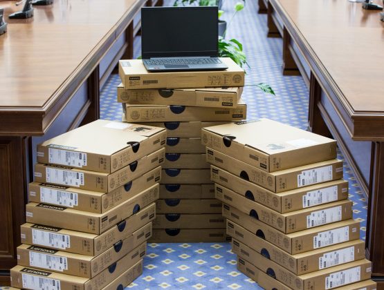 Министерство просвещения раздаст 10 тыс. ноутбуков школьникам