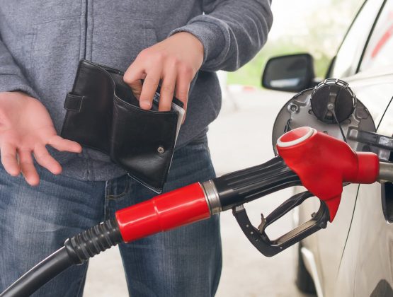 Очередная сеть АЗС повысила цены на топливо