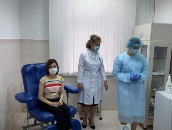 Президент Молдовы Майя Санду получила первую дозу вакцины AstraZeneca