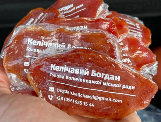 Мэр одного города на Украине сделал себе визитки из вяленого мяса