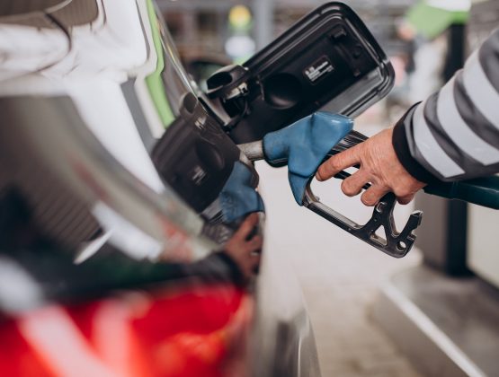 Сегодня бензин и дизельное топливо стали  дешевле